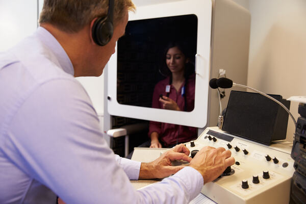 STOR MANGEL. Ventetiden for tilpasning av høreapparater blir stadig lengre, mye på grunn av mangelen på audiografer. Spesielt i Nord-Norge er det vanskelig å få kvalifiserte fagfolk. Illustrasjonsfoto. Colourbox