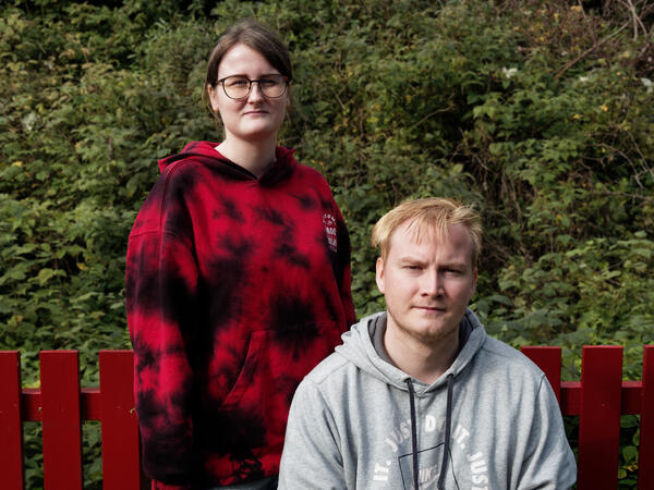 MED OG UTEN. De har samme type arvelig hørselstap, men bare Magnus Olavesen Karlsen har fått høreapparater. Etter to år med venting har Lene gitt opp.