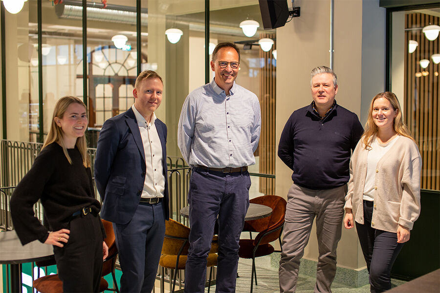 Entra satser på ombruk med Loopfront. F.v.: Emilie Marley, miljørådgiver i Entra, Michael Curtis, Chief Circularity Officer i Loopfront, Knut Sverre Westby, Key Account Manager i Loopfront, Henning Stalsberg, leder service og driftstjenester i Entra og Karoline Veum Høines, miljørådgiver i Entra. Kristian Roeise Dahl