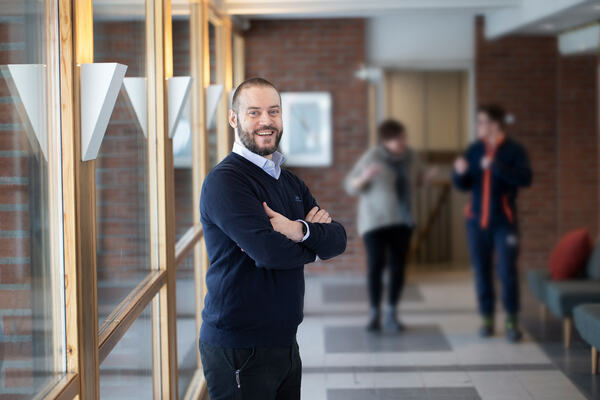 FORNØYD. Bortsett fra en og annen ujevnhet i kvaliteten på direktetekstingen, er det som kommer fra NRK svært godt tekstet, mener brukerrådsmedlem Sindre Falk. Foto: Svein Brimi.