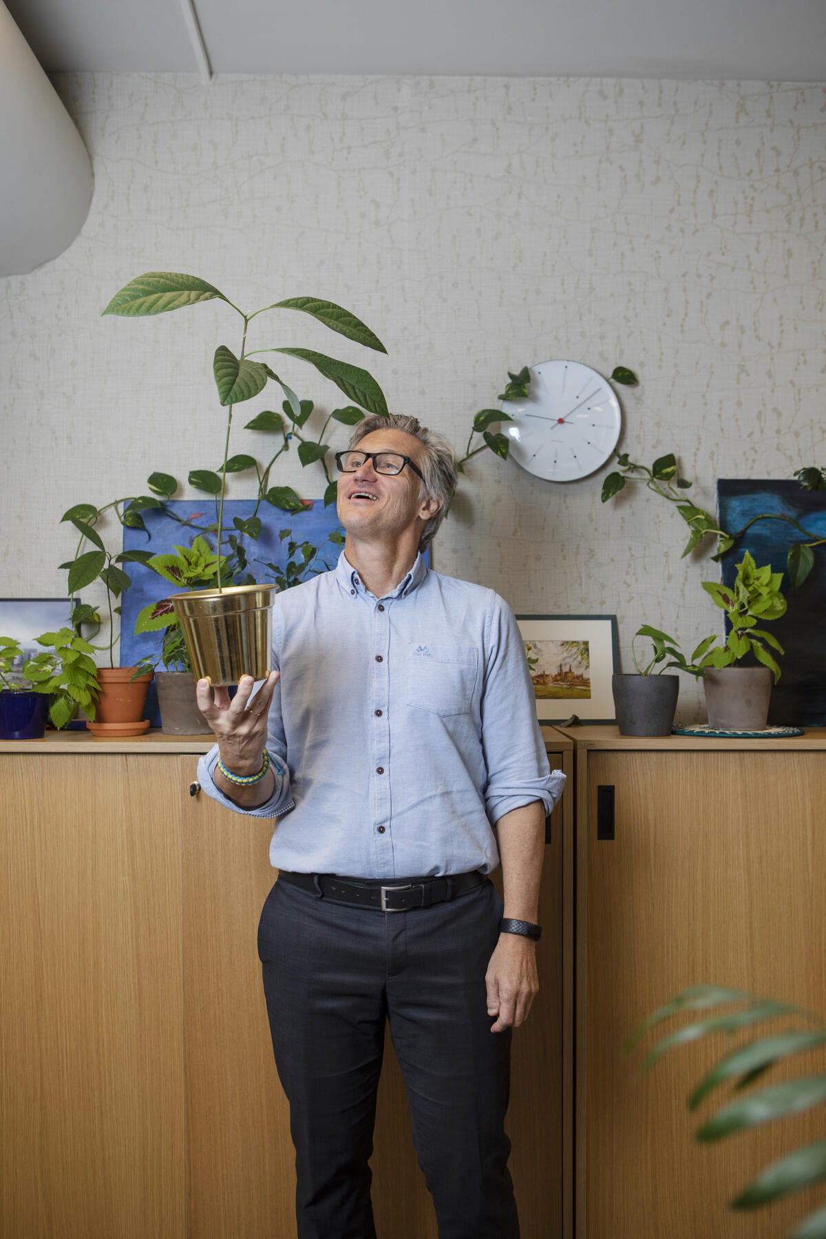 GRØNNE FINGRE. Interessen for planter har tatt av de siste årene, og akkurat nå holder Thon liv 21 planter på kontoret sitt. Mest stolt er han av sine egendyrkede avokadoplanter.
