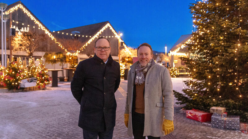 Foto av ordfører Kai Ove Berg og kommunedirektør Jørn Strand på et julepyntet Brumunddal torg