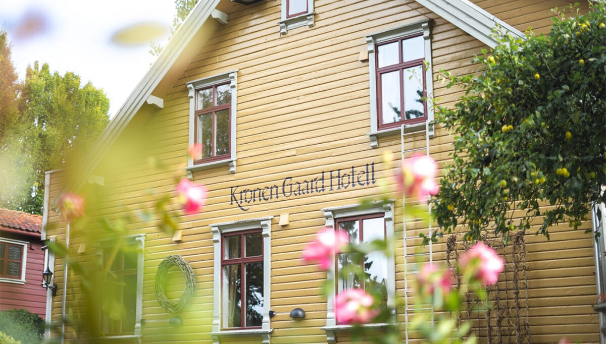 Hotellkjeden, Kronen Hotels, samler fem hoteller i Rogaland, samt en restaurant, catering og renholdstjenester. De er en del av hotellkjeden, De historiske.