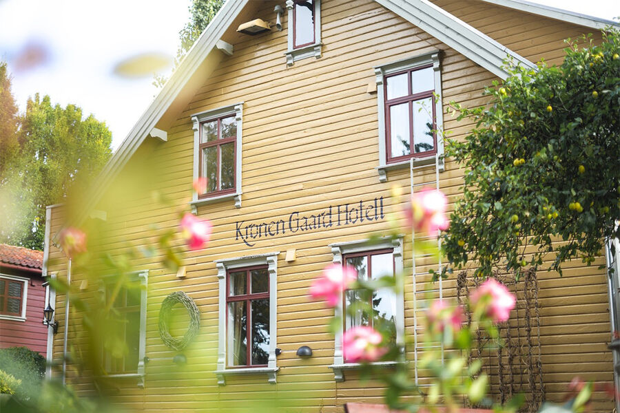 Hotellkjeden, Kronen Hotels, samler fem hoteller i Rogaland, samt en restaurant, catering og renholdstjenester. De er en del av hotellkjeden, De historiske.