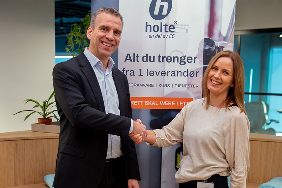 Arild Elverum, daglig leder i Ambita, og Lise Budde, byggesakssjef i Holte, er svært fornøyde med å ha etablert en sømløs kobling mellom HoltePortalen og Infoland (Foto: Ambita).