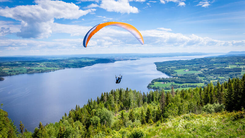 Foto av paraglider som hopper ut fra Bangsberget