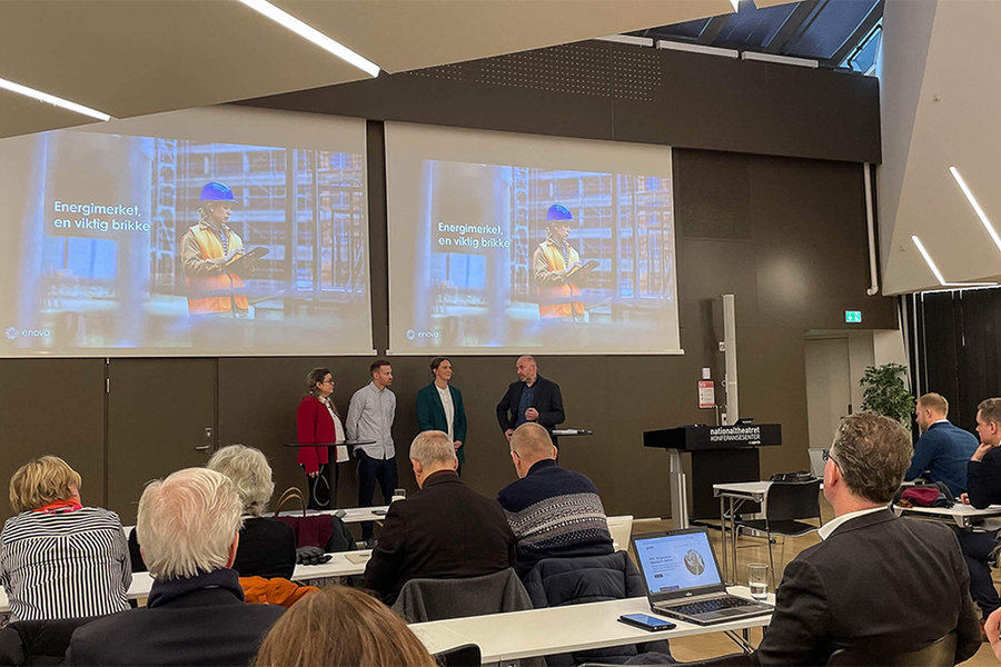 Monica Berner, Fredrik Bengtsen, Anna Barnwell og Tor Brekke fra Enova delte erfaringer og tips, og svarte på spørsmål om støtteprogrammer. Foto: Norsk Varmepumpeforening.