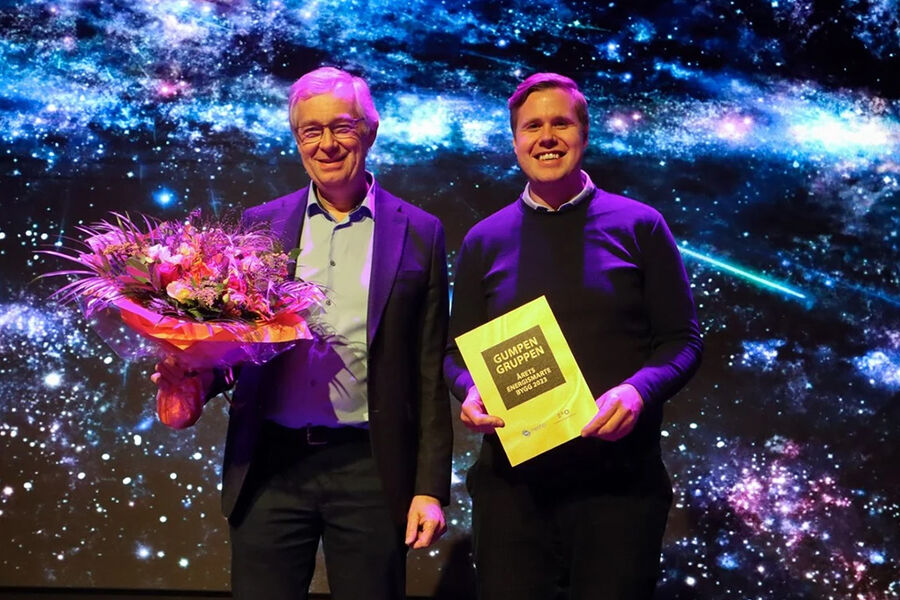 Per Helge Gumpen, konsernsjef og Sondre Gumpen, prosjektleder mottar prisen for Årets Energismarte Bygg 2023. Foto: Linn Kise.