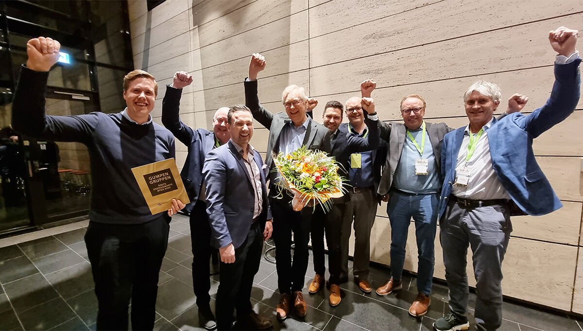 Her ser vi representanter fra OneCo, Gumpen og  Schneider Electric feire seieren i kåringen av Norges mest Energismarte bygg.