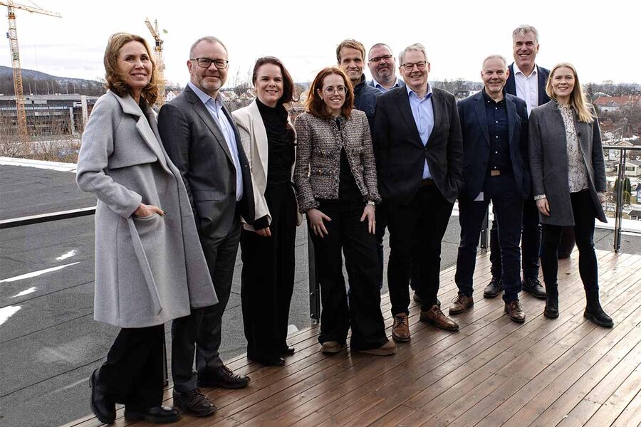 Steinar Holm, leder av eiendomsvirksomheten i OUS og Ola Lindh, prosjekteier i OUS, sammen med de ansvarlige for tilbudet fra Caverions side.