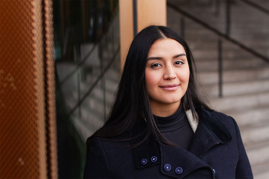 Camilla Medina (31) er opprinnelig fra Colombia, har vokst opp i Sverige og bodd i Costa Rica og Norge. Nå er hun tilbake til Schneider Electric, der karrieren hennes startet, for å legge deres nordiske strategi.