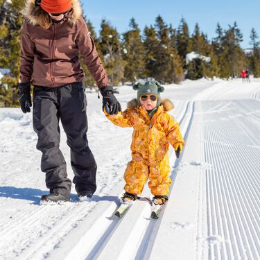 Foto av liten jente på ski