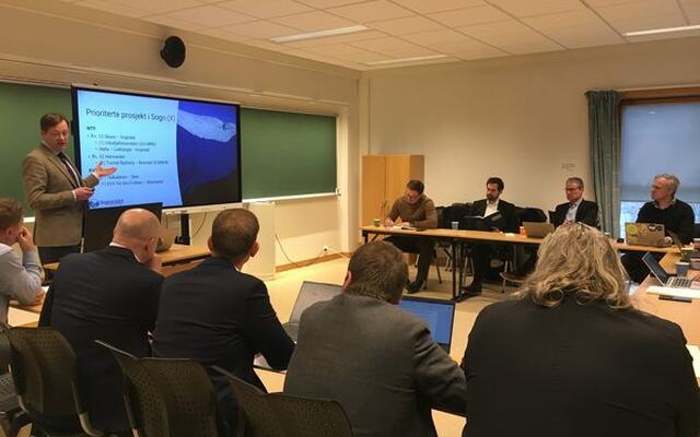 Bilde av møtet mellom Sognarådet og stortingsbenken 18. mars 2024 på Fossbygget
