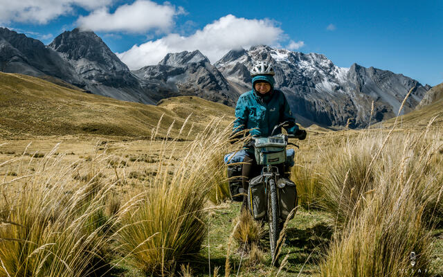 Bilde av Zoë Agasi på sykkel i fjellet