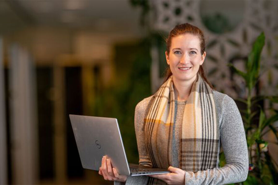 Prosjekteier Karen Skaali i Asplan Viak forteller at Delio gir deg en mest mulig effektiv registrering av ombruksmaterialer og -møbler på mobil eller web mens du er i felt. Foto: Birgit Fostervold, Asplan Viak