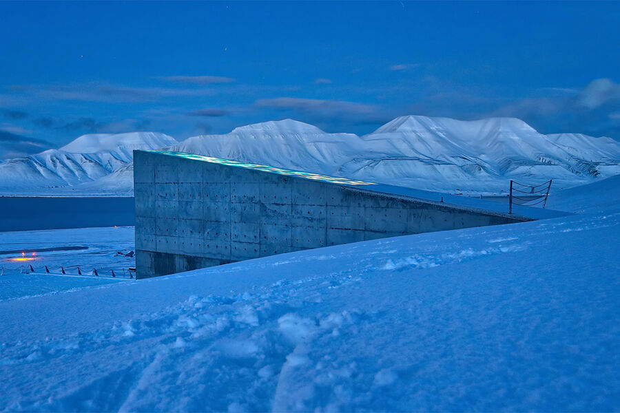 Svalbard globale frøhvelv er sprengt inn i fjellgrunnen til Platåfjellet, omtrent en mil fra Longyearbyen lufthavn. Det totale arealet er på 1000 kvadratmeter, men bare inngangslobbyen i betong er synlig utenfor. Foto av Øyvind Breyholtz / Alamy.