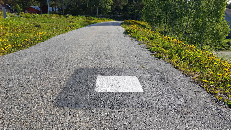 Bilde av et hvitmalt kvadrat på asfalt.