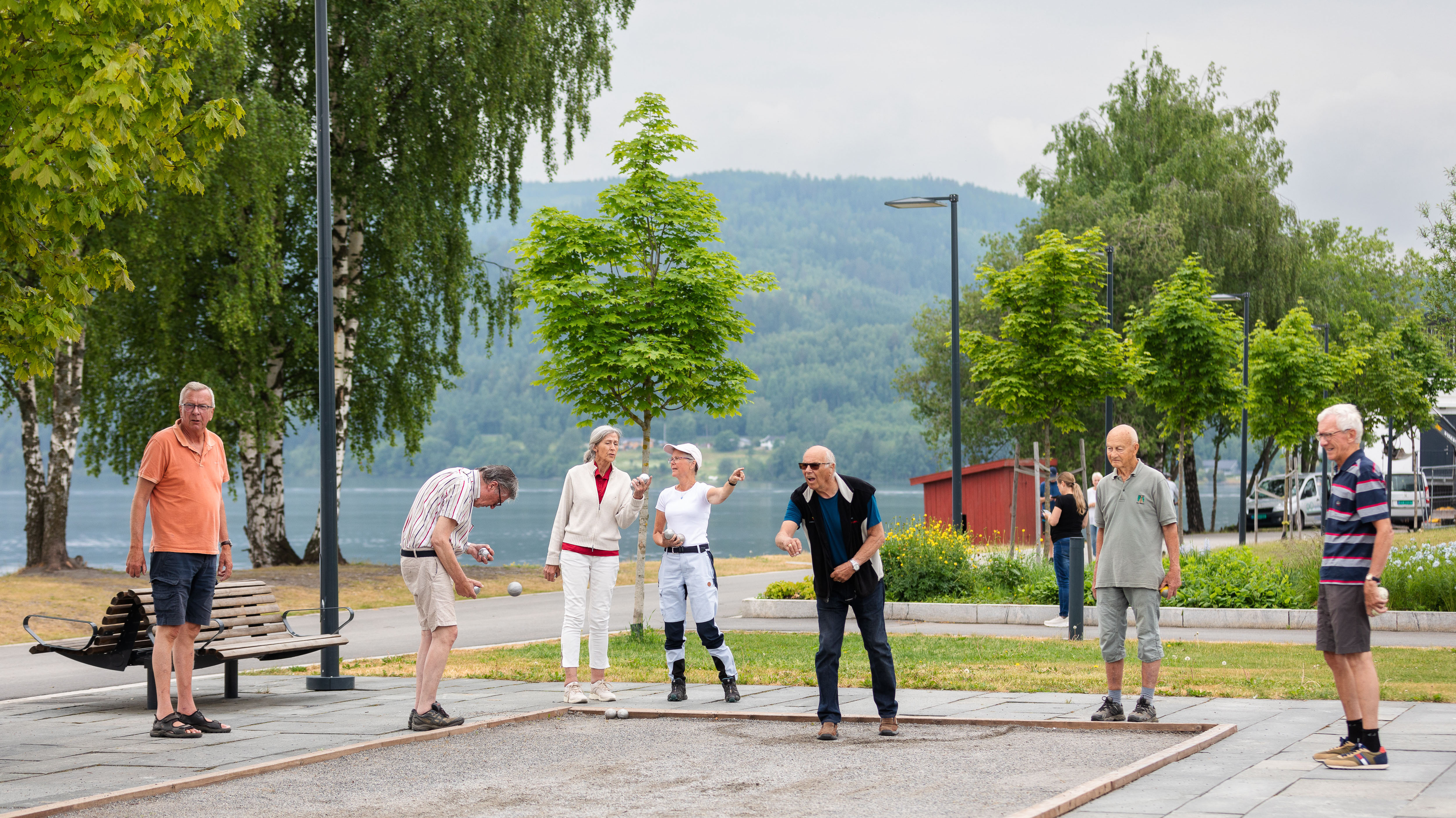 Foto av seniorer som spiller petanque