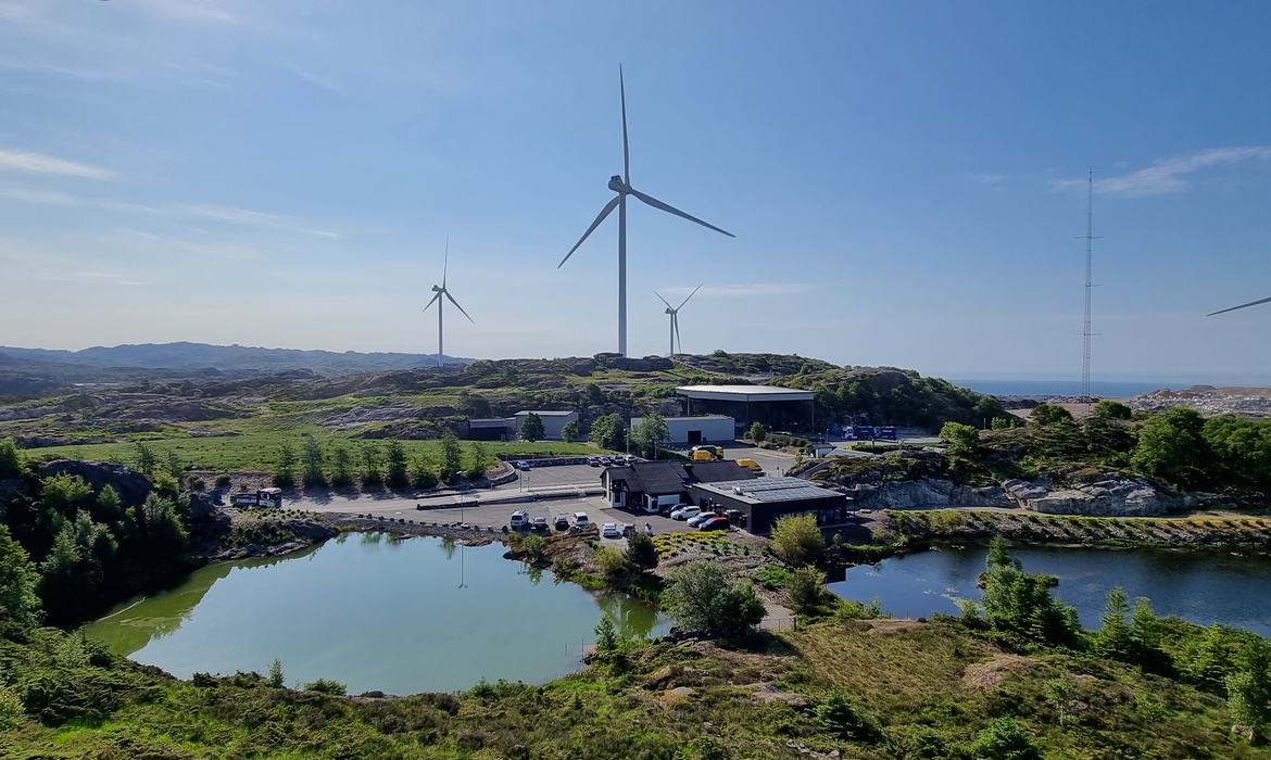 The picture shows the offices at Svaaheia business park, with nature and windmills in the background.