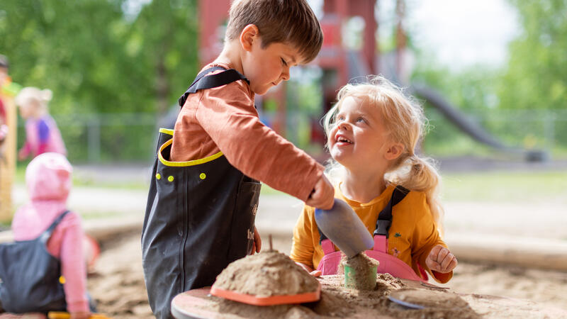 Foto av to barn som leker sammen i barnehage