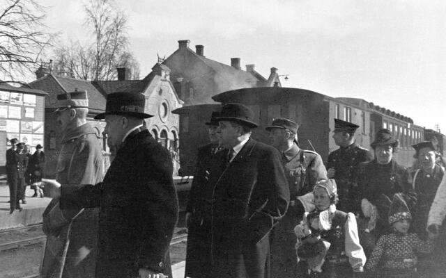 bilde fra Hamar stasjon april 1940 med kongefamilien