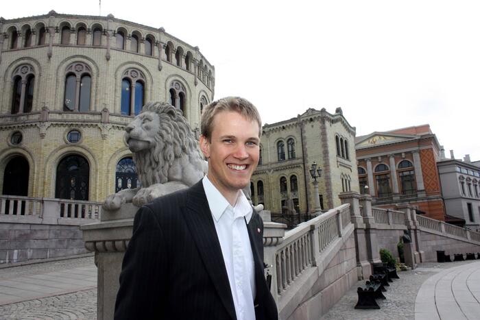 Torstein Tvedt Solberg foran Stortinget.
