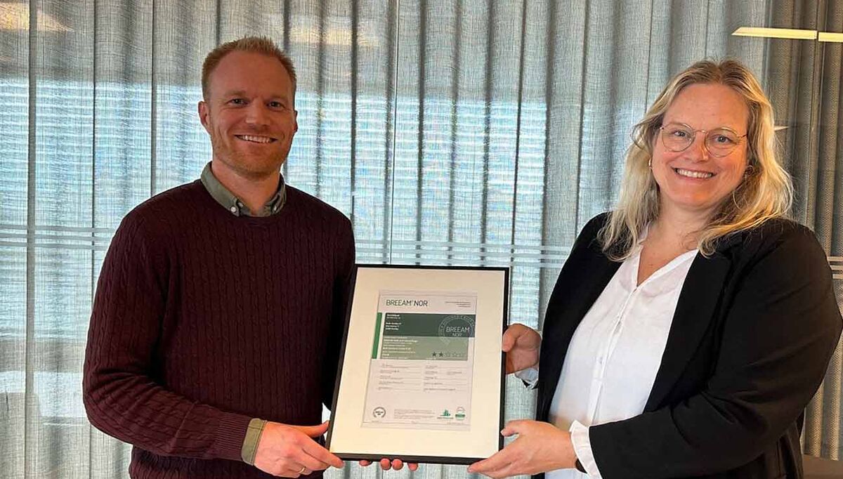 Prosjektleder fra Bulk, Torgeir Steen mottar ferdigsertifikatet fra sertifiseringssjef i Grønn Byggallianse, Viel Sørensen.
