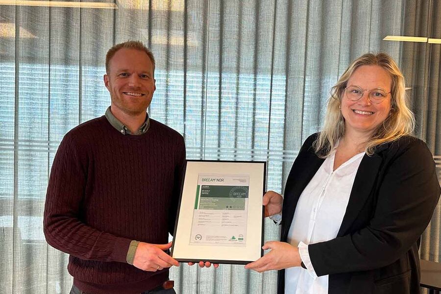 Prosjektleder fra Bulk, Torgeir Steen mottar ferdigsertifikatet fra sertifiseringssjef i Grønn Byggallianse, Viel Sørensen.