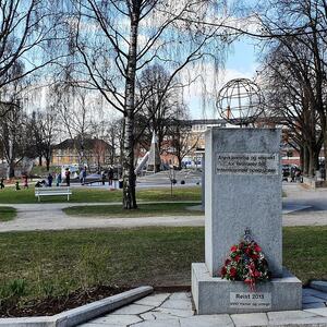 Bilde av minnesmerke i Strandparken, Hamar