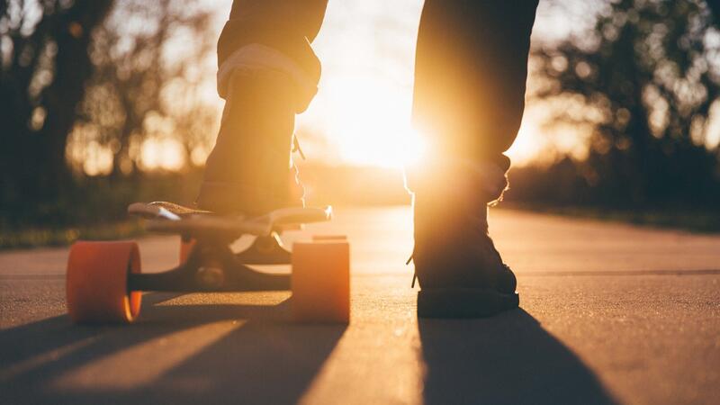 Foto av person som går på skateboard