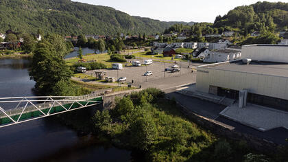 Bobilparkering ved Kvinabadet sett fra luften