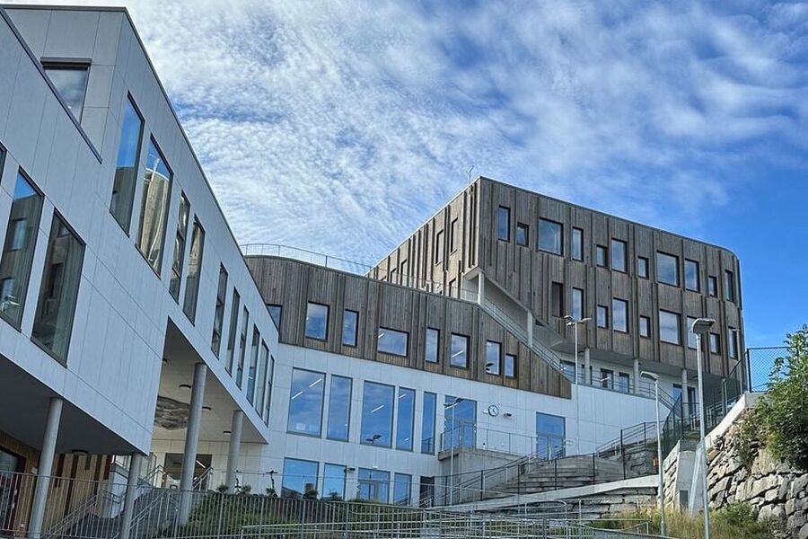 Forskningsprosjektet BRAVENT har undersøkt ulike strategier for å gi tryggere skolebygg ved brann. Illustrasjonsfoto: SINTEF.