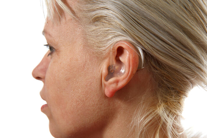 Kvinne med høreapparat fotografert fra siden