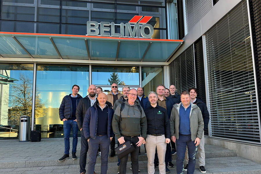 En hel delegasjon fra Norge på Belimos fabrikk i Sveits.