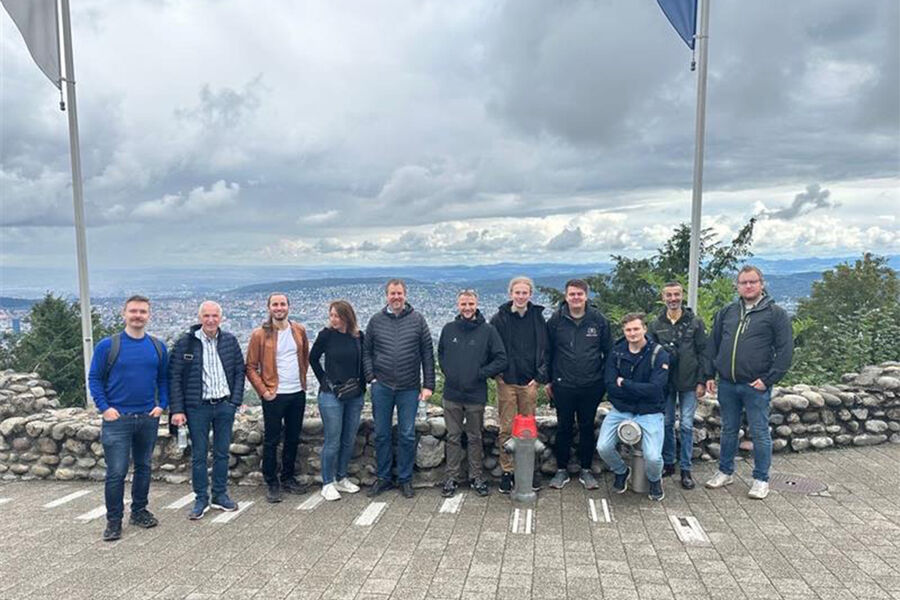 Mange av de ansatte i SAAS Prosjekt på workshop i Sveits høsten 2023 for å besøke Siemens Smart Infrastructure sitt globale HQ.