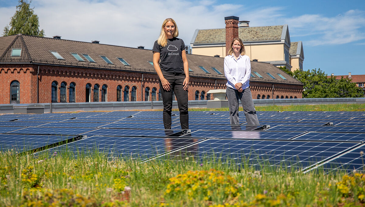 Hanne Torp Nilsen, Guard Automation og Ingeborg Eriksdatter Høiaas,Oslobygg KF,  på toppen av Jordal Amfi foto Guard Automation4