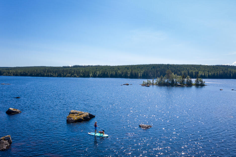 Dronebilde fra Sør-Mesna med SUP-padler på vannet