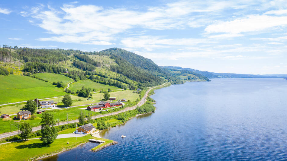 Dronebilde som viser Mjøsa fra Brøttum