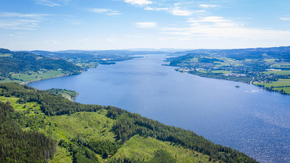 Dronebilde som viser Mjøsa fra Brøttum