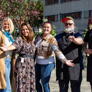Foto av arrangører av konserten sammen med serveringsstedene