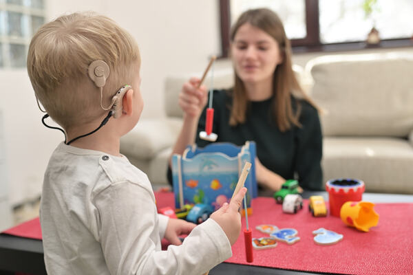 STADIG FLERE. Stadig flere mennesker med alvorlig hørselstap får cochleaimplantat (CI), også utenfor Oslo-området. Nesten 900 barn og unge har nå CI, viser nye tall. Foto. Colourbox