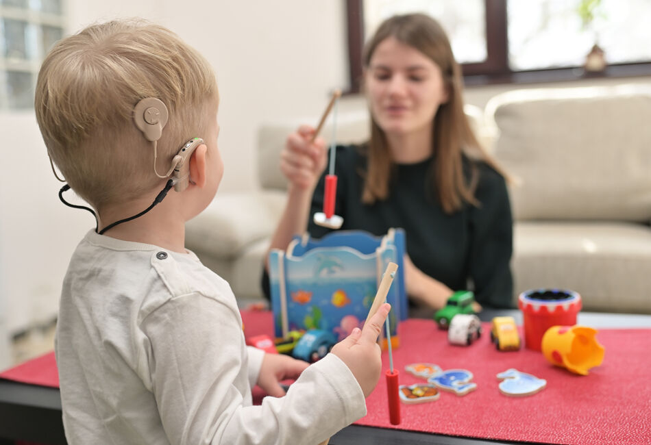 STADIG FLERE. Stadig flere mennesker med alvorlig hørselstap får cochleaimplantat (CI), også utenfor Oslo-området. Nesten 900 barn og unge har nå CI, viser nye tall. Foto. Colourbox