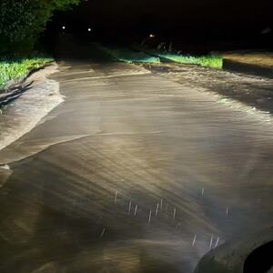 Foto av vann i veg tatt fra bil