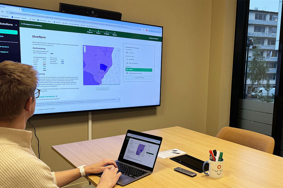 Når brukerne gjennomfører klimarisiko- og sårbarhetsvurderinger i Ei Solutions, vil de kunne be KI-boten om hjelp, for eksempel til å vurdere ulike tiltak for et flomutsatt bygg.