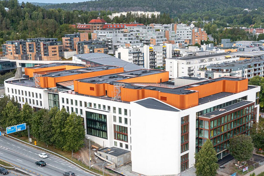 Kommunegården i Bærum kommune sett fra luften. Her ser man ventilasjonsrommene på taket godt synlig.