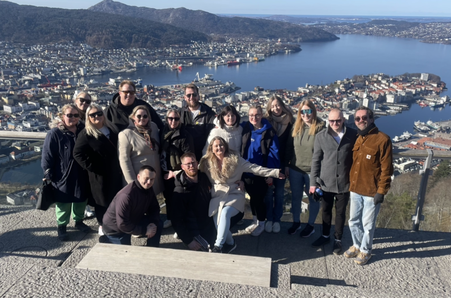 Gruppebilde av unge mennesker på Fløyen i Bergen