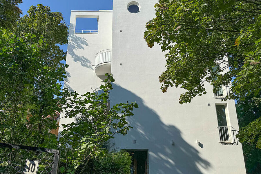 Funkisbygget fra 1940 hadde muggproblemer i lang tid. Når fasaden rehabilitert, og gjennomføringer til romventilatorer er skjult av firkantede ventiler utvendig. Foto: Anne Ma Svartdal Birkeland.