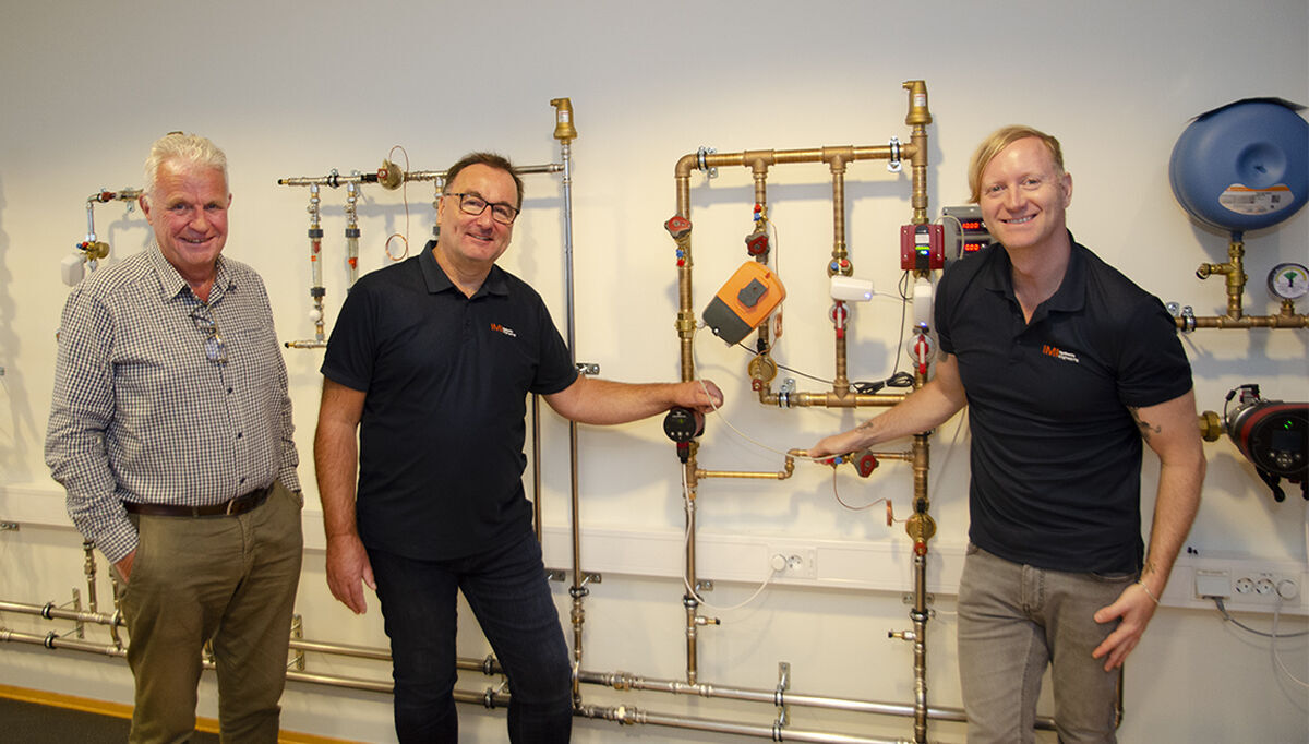 IMI Hydronic Engineering satser mye ressurser på å kurse sine kunder. På bildet ser vi administrerende direktør Ove Hjelseth og produktsjefene, Rune Norstøm, og Michael Jacobsen foran den nye demoveggen de nettopp har fått på plass. Her kan de vise, det meste om styring av varme-og kjøleanlegg.