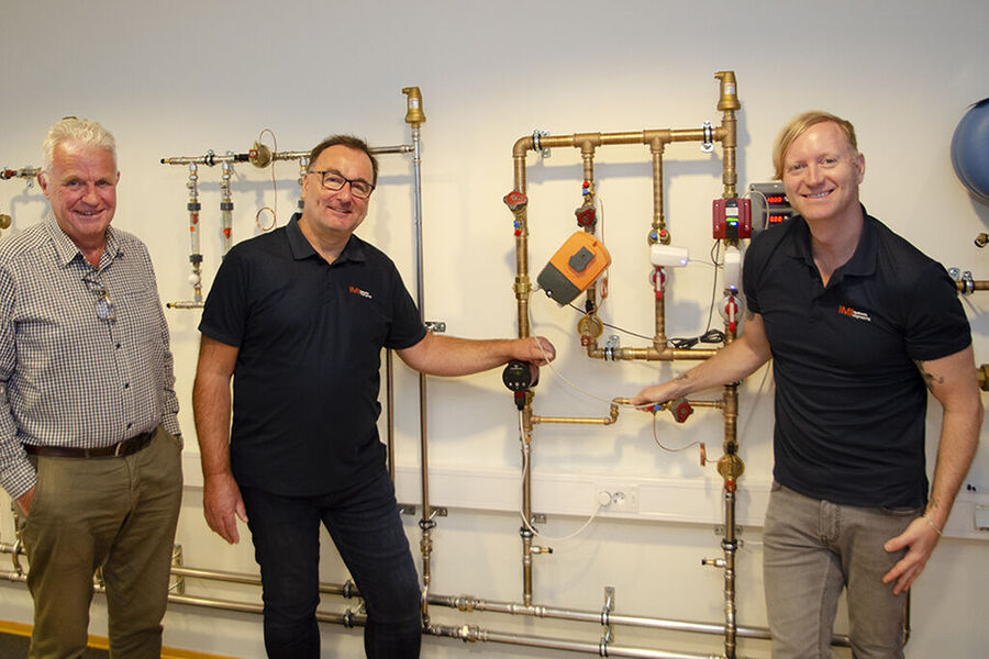 IMI Hydronic Engineering satser mye ressurser på å kurse sine kunder. På bildet ser vi administrerende direktør Ove Hjelseth og produktsjefene, Rune Norstøm, og Michael Jacobsen foran den nye demoveggen de nettopp har fått på plass. Her kan de vise, det meste om styring av varme-og kjøleanlegg.