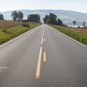 Foto av fylkeskommmunal veg i Ringsaker